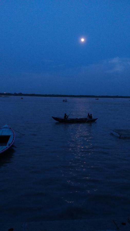 On The Ghat By Howdy Hostels Varanasi Eksteriør billede